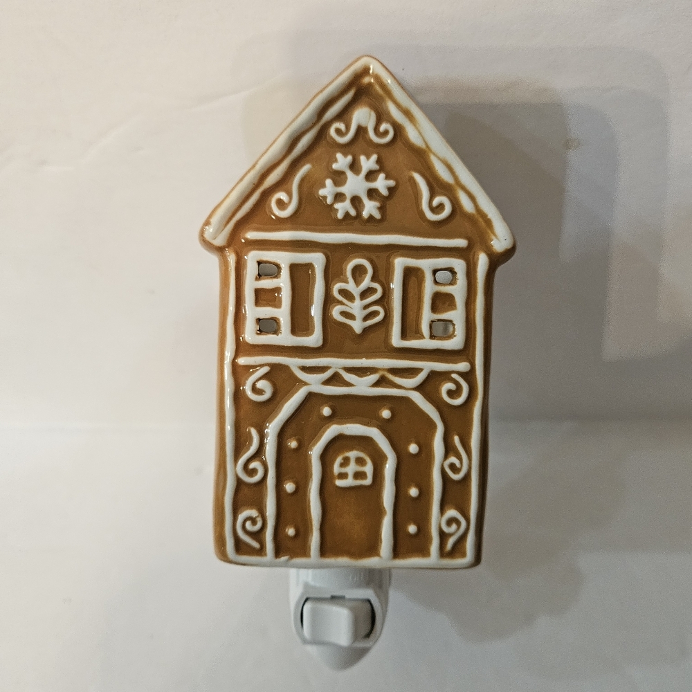 Wax Warmer Gingerbread House    Plug- in- Nightlight - Picture 4 of 10